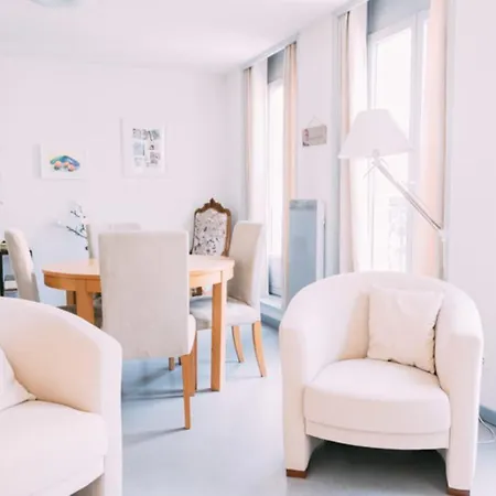 Very Bright Apt In The City Centre